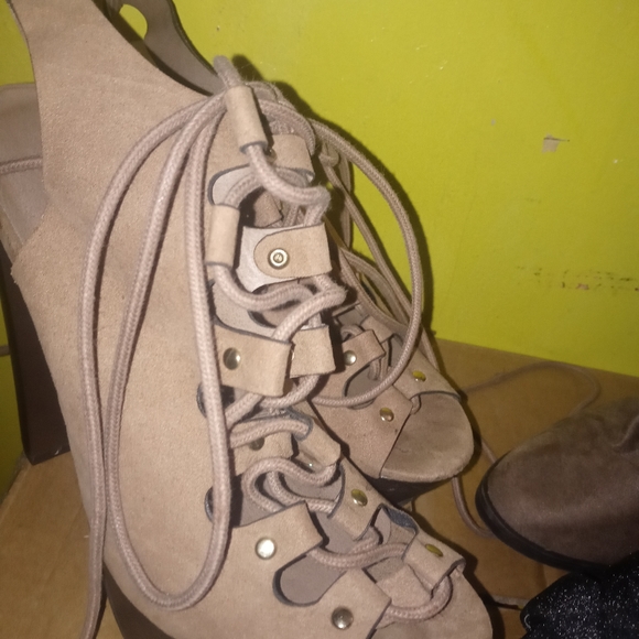 Shoes - Picture 4 of 4